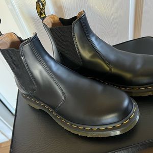 Never worn black doc marten’s 2976 smooth leather Chelsea boots